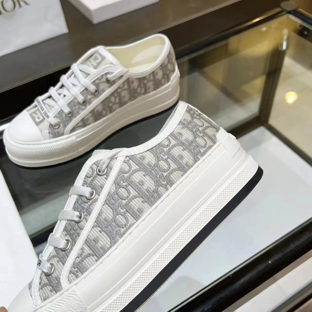 👟👟Ex-factory price 520👟👟, Dijia's popular presbyopic thick-soled embroidery, the goddess style Dior's 2023 big hit, the upper inherits the classic presbyopic series, the lining is sheepskin, the cowhide foot pads, the rubber outsole is lightweight, the outsole is 5cm thick, making you have longer legs instantly, super versatile, a must-have for everyone. Code number: 35-41 (34, 41, 42 can be customized) Tiger head series, black, gray, pink and blue, four colors
